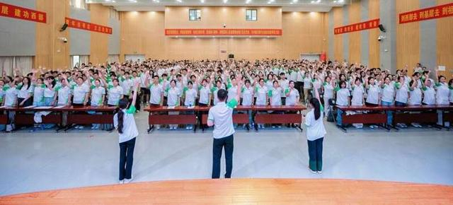 大学生志愿者唱响《到西部去》。团安徽省委供图