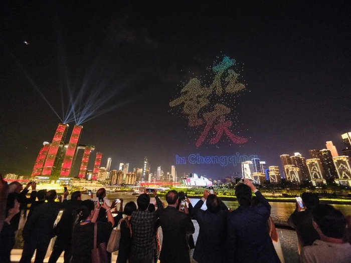 ▲南岸区南滨路，精彩纷呈的无人机灯光秀。记者 李雨恒 摄/视觉重庆