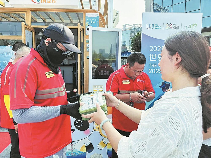     驿站工作人员为户外劳动者送上清凉礼包。