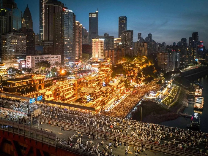 ▲今年“五一”假期，渝中区洪崖洞民俗风貌区游人如织。记者 张锦辉 摄/视觉重庆