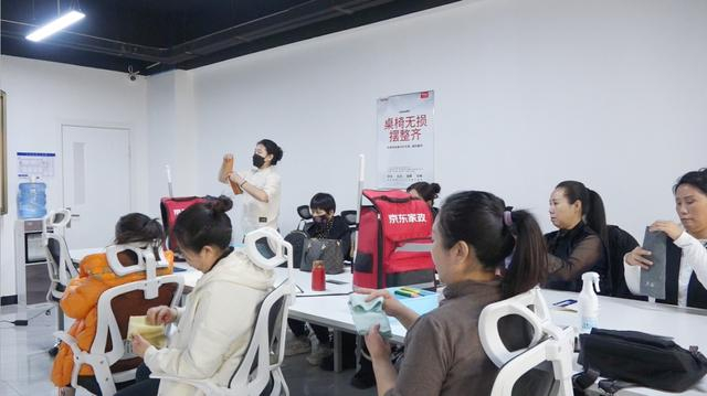 在京东家政赤峰培训就业基地，学员们认真学习。（资料图）