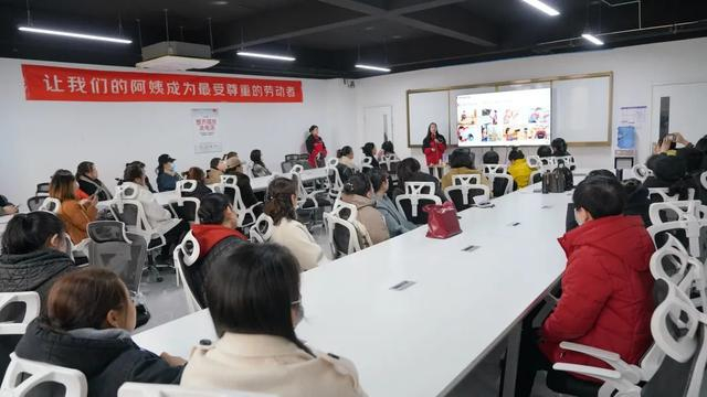 京东家政赤峰培训就业基地学员们正在进行技能学习。（资料图）