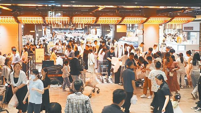 许昌胖东来天使城 郑州日报记者 李新华 摄