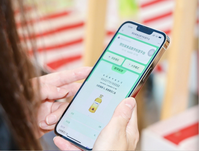 市民使用数字标签查看商品信息。上海市卫生健康委 供图