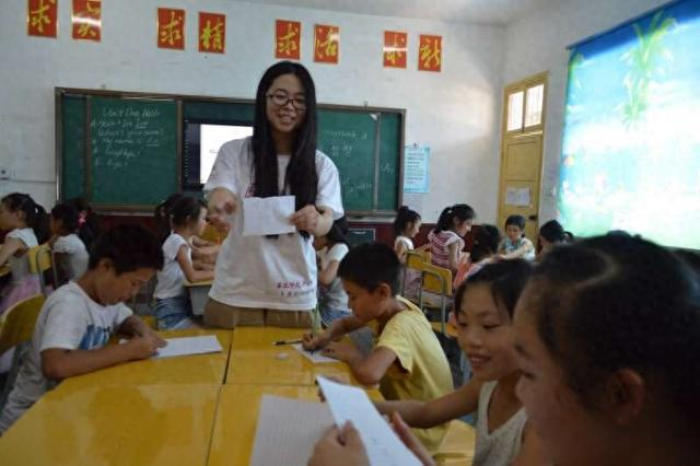 华东师大学生给佛年学校学生上课。华东师大供图