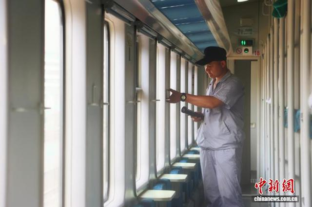 图为检车员检查车上服务设施。 吕少渊 摄