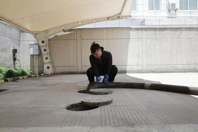 为单位企业清运化粪池会尽量选周末人少时进行 红星新闻记者 付垚 摄
