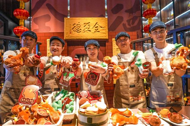 7月23日，全聚德“北京烤鸭”系列文创产品正式亮相。 本报记者 武亦彬摄