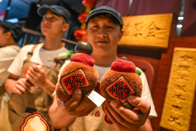 专属售卖场景“好鸭好呀坊”率先在和平门店、前门店、王府井店上线，后续将登陆环球城市大道店及大兴机场店。 本报记者 武亦彬摄