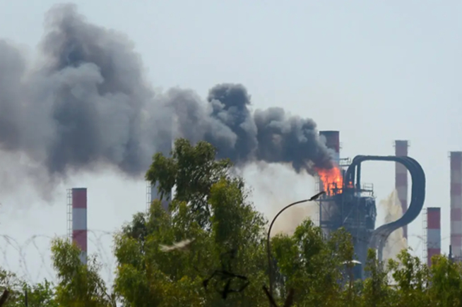 当地时间7月19日，伊朗西南部胡齐斯坦省阿巴丹市一家炼油厂发生火灾。图自外媒