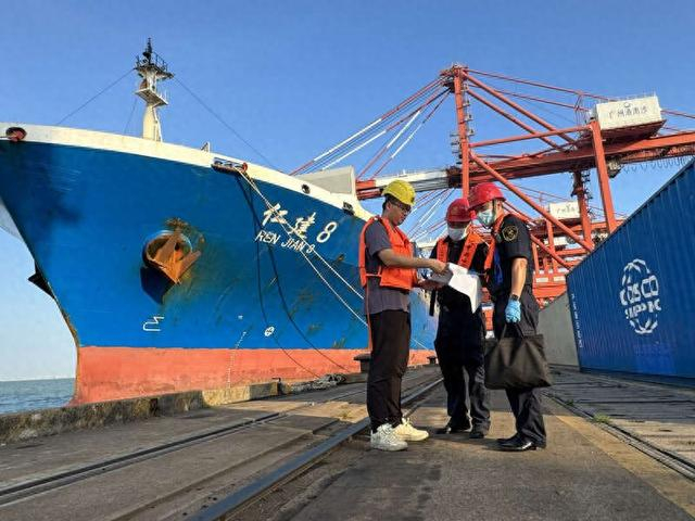广州海关所属南沙海关关员在南沙港码头前沿对广州直航美国洛杉矶港航线船舶进行监管。关悦/摄