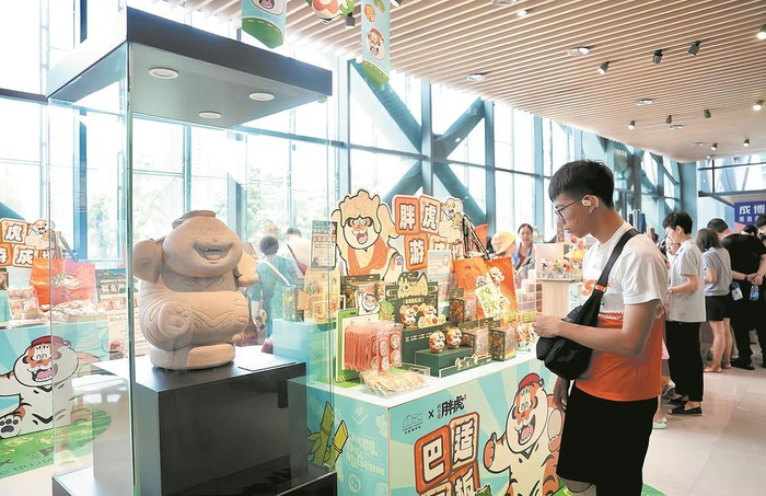     游客选购“胖虎游成博”联名文创产品。 成都博物馆供图