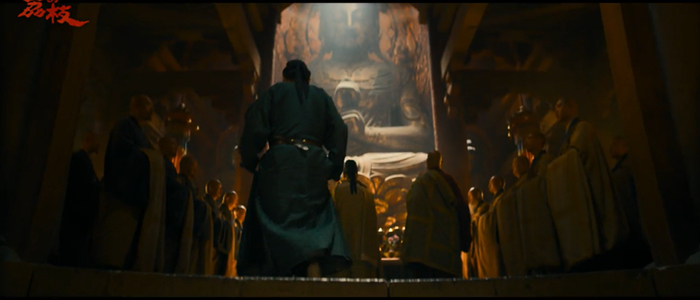 巨型佛像俯瞰芸芸众生