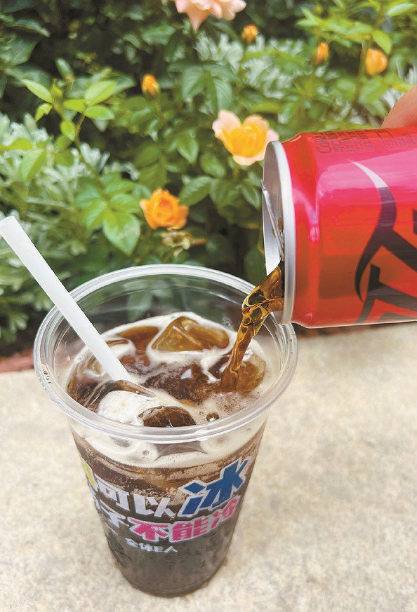             自制冰杯饮料颇具性价比，深受年轻人的青睐  本报记者    摄  本版图片除署名外均由记者任天宝摄          