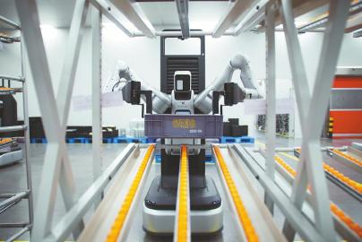 　　富临精工的车间内，人形机器人将料箱搬运到料架上。　　四川日报全媒体记者 韦维 摄