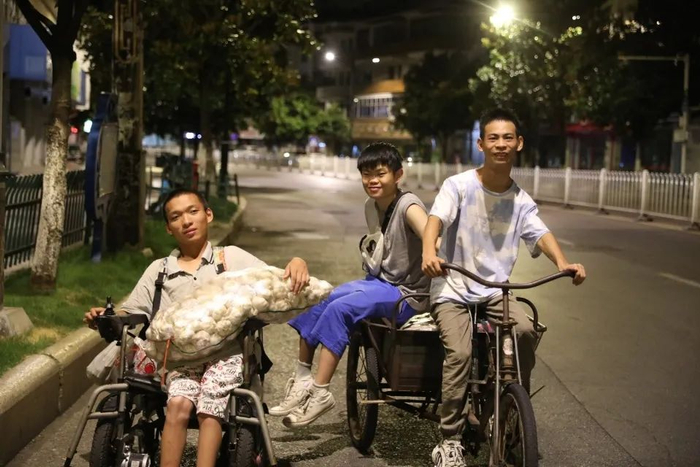 三名少年凌晨去农贸市场的路上。