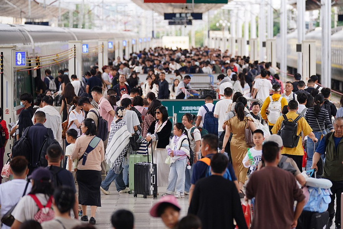 2025年7月8日，旅客在昆明站乘车。 中新社记者 刘冉阳 摄