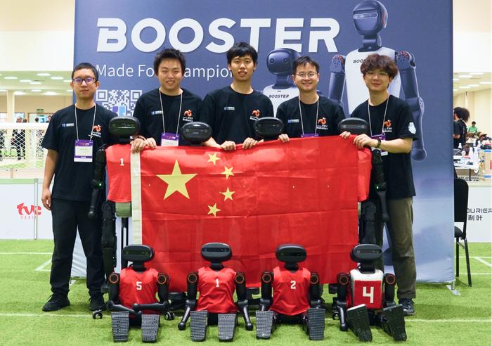 图为清华火神队夺冠后合影。新华社发