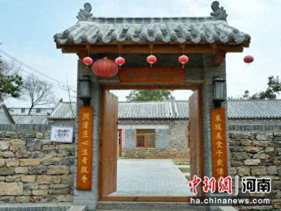 图为建设中的东坡小院。