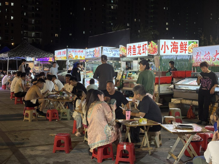 罗南夜市吸引了众多食客。澎湃新闻记者 陈悦 图