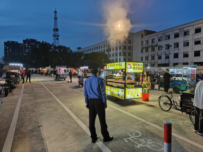 上海城管执法人员巡查罗南夜市。上海城管 图