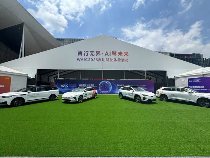 2025年7月24日，上海世博展览馆，试驾现场。  本文图片均由 实习记者 张云鹏 澎湃新闻记者 邹娟  摄