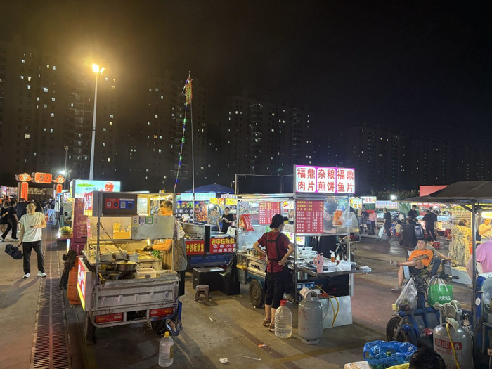 2025年7月8日，上海宝山区，罗南夜市可容纳150个摊位。澎湃新闻记者 陈悦 图