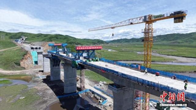 西成铁路红原跨G213特大桥连续梁合龙施工现场。成兰铁路公司供图