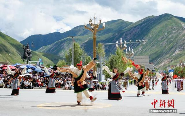 7月24日，西藏自治区那曲市群众艺术馆方队在巡演中展示传统藏族舞蹈。中新社记者 马铭言 摄 
