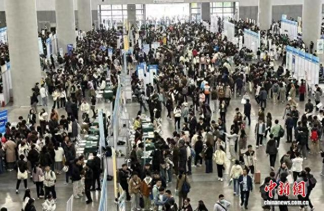 今年3月16日，“百万英才汇南粤”春季大型综合招聘会在广州广交会展馆举行。程景伟 摄