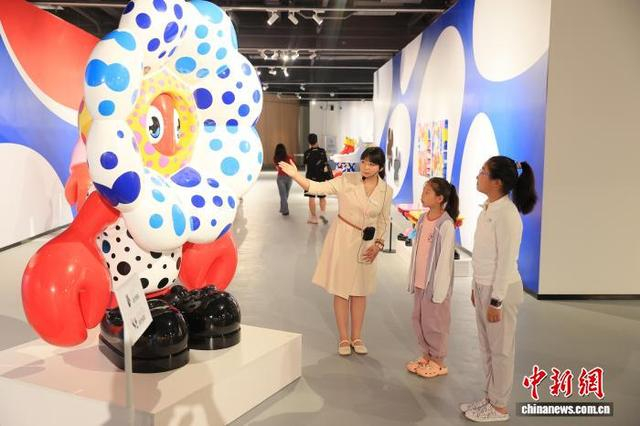 7月22日，游客在“北戴河·不同艺术小镇”参观。 吴宇涛 摄