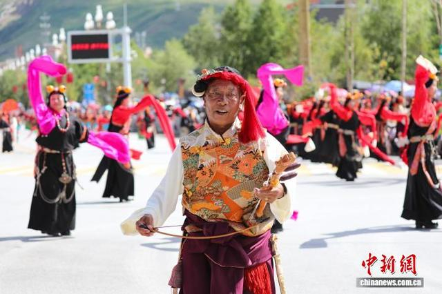 7月24日，老者展示藏族特有的传统拉弦乐器——牛角琴。中新社记者 马铭言 摄 