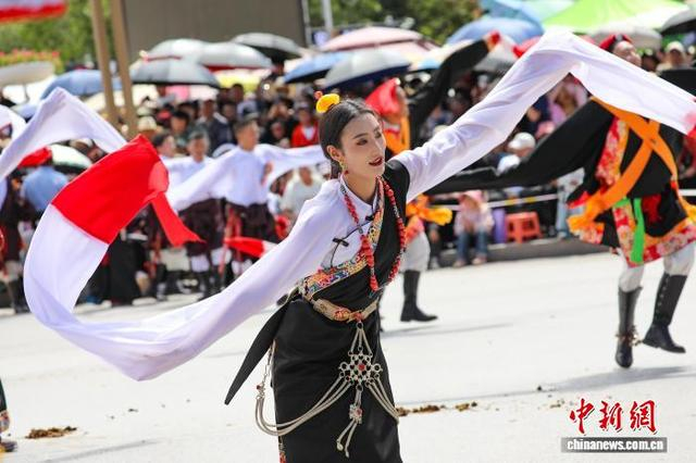 7月24日，演员在巡演中展示传统藏族舞蹈。中新社记者 马铭言 摄 