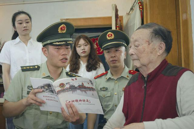 武警官兵向老兵介绍本单位相关工作情况。应牧臻/摄