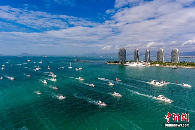 每到假日，众多出海游玩的游艇排队出海与回港，亦是一道风景。骆云飞 摄
