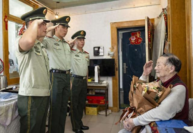 武警官兵向老兵盛仁声敬礼致敬。应牧臻/摄