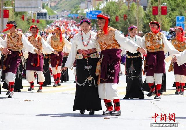 7月24日，演员在巡演中展示传统藏族舞蹈。中新社记者 马铭言 摄 