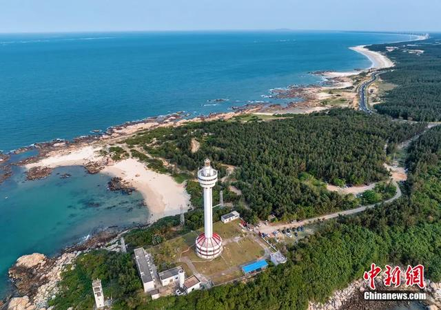 蜿蜒的海南环岛旅游公路文昌段木兰湾段，串联起礁石、沙滩与森林。骆云飞 摄