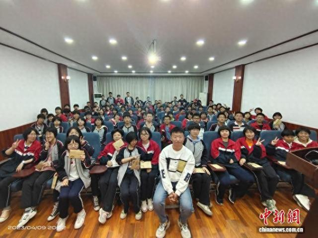 图为路萌在实习时与学生的合影。 河北师范大学供图