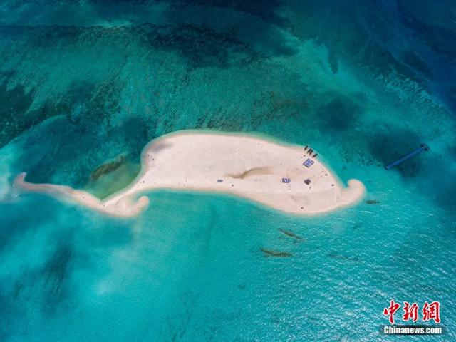 碧海蓝天之间，西沙群岛中的全富岛如一颗璀璨明珠，静静镶嵌在南海的万顷波涛之上。骆云飞 摄