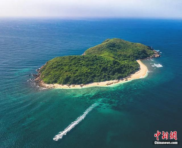 解锁海南小众海岛——万宁加井岛，能见度10米+的果冻海。石梅湾国际游艇会 供图