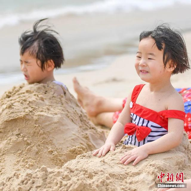 在三亚大东海，用沙子轻轻覆盖身体，享受天然“Spa”。骆云飞 摄
