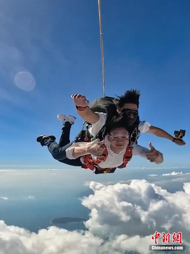 蔚蓝的天空中，与跳伞教练一跃而下，张开双臂，感受风的自由。三亚塔赫极限运动俱乐部有限公司 供图
