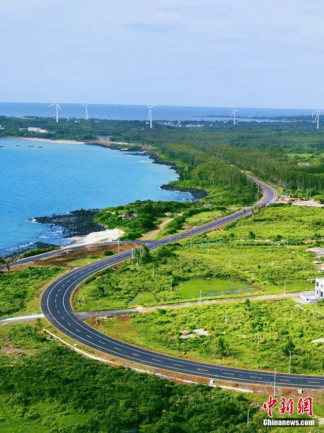 海南环岛旅游公路向海而建，沿线椰风海韵的海洋风光秀丽迷人。图为航拍海南环岛旅游公路儋州段。骆云飞 摄