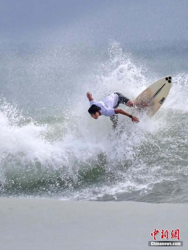 在日月湾冲浪胜地，高手迎着浪墙腾空翻转。骆云飞 摄