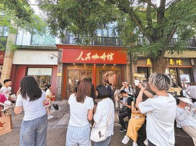 前门大街上的人民咖啡馆。本报记者 鹿杨摄