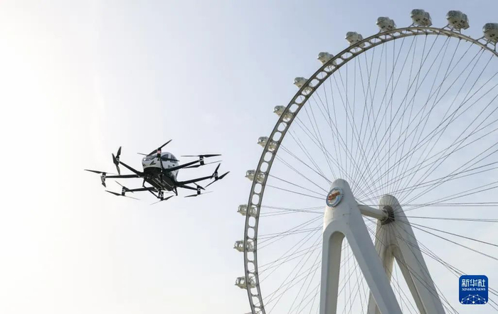 亿航eVTOL航空器进行展示飞行。新华社记者 邓华 摄