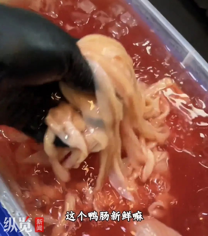 视频中，一男子完整演示如何将冻鸭肠调制“鲜鸭肠”。（来源/视频截图）