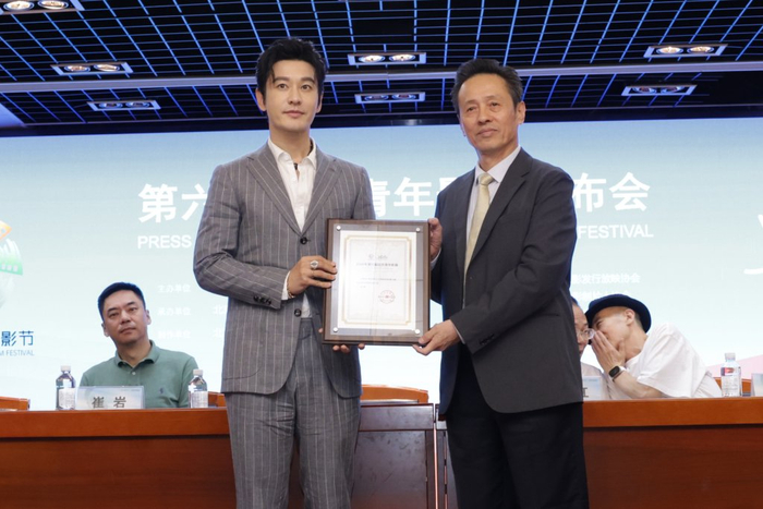 黄晓明接过聘书 