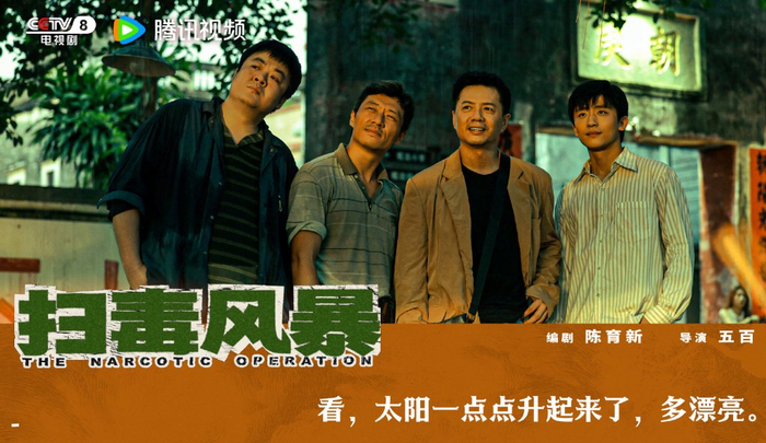“看，太阳一点点升起来了，多漂亮。”